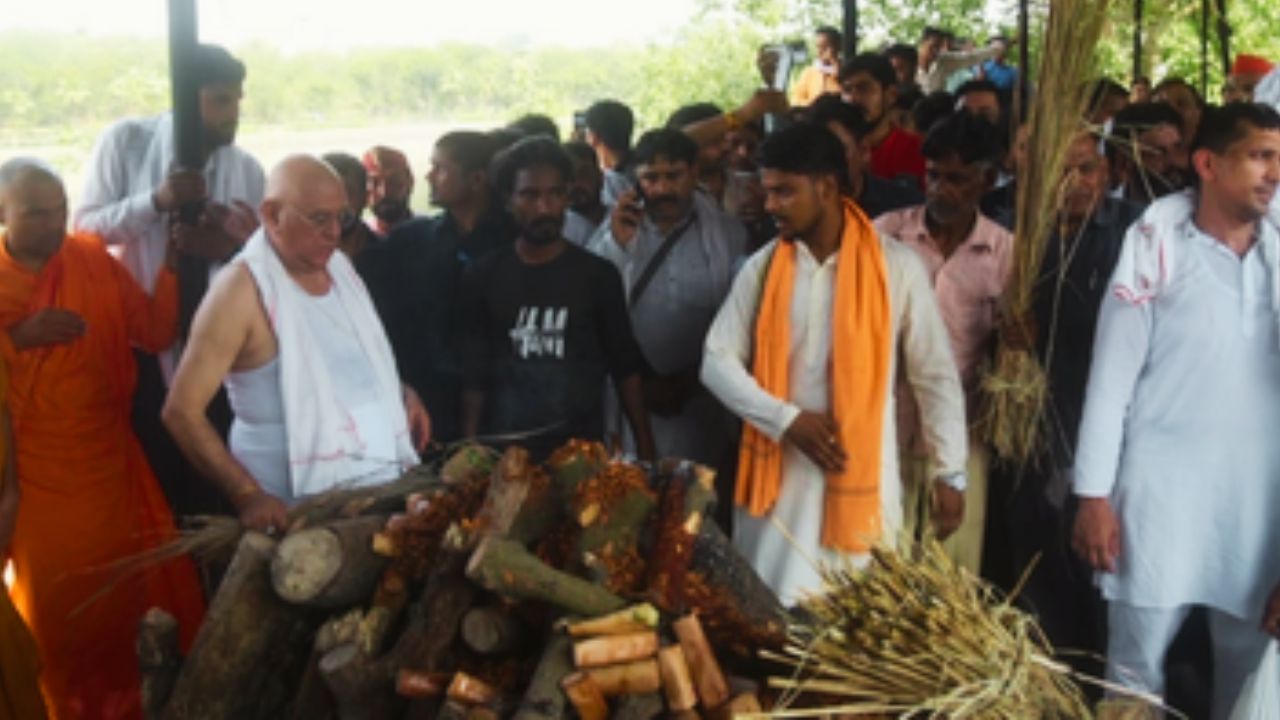 Prateek Yadav को नम आंखों से दी गई अंतिम विदाई, ससुर ने निभाई मुखाग्नि की रस्म
