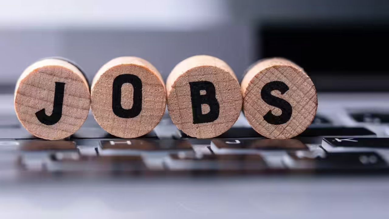 Govt Job: सिर्फ 25 रुपये फीस में सरकारी नौकरी का मौका, UPSSSC ने जारी किया भर्ती का नोटिफिकेशन