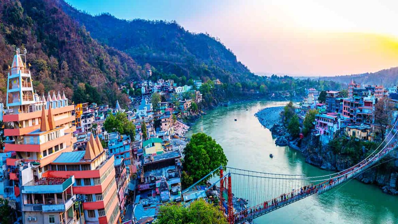 ऋषिकेश: ऋषिकेश भले ही पारंपरिक हिल स्टेशन न हो, लेकिन गर्मियों में ठंडे पानी और वादियों का लुत्फ उठाने के लिए यह एक बेहद शानदार जगह मानी जाती है। पवित्र गंगा नदी के किनारे बसे इस शहर में ठंडी हवाओं के साथ-साथ एडवेंचर का भी डबल मज़ा लिया जा सकता है। यहां लोग रिवर राफ्टिंग, क्लिफ जंपिंग, कैंपिंग और शाम को त्रिवेणी घाट पर होने वाली भव्य गंगा आरती का आनंद लेते हैं। (Img- Internet)