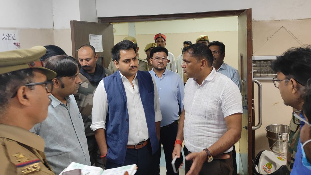 घटना के बाद मौके पर चीख-पुकार मच गई। स्थानीय ग्रामीणों की सूचना पर पहुंची पुलिस ने एंबुलेंस की मदद से सभी घायलों को सीएचसी तियरा पहुंचाया।  (Img: Dynamite News) 