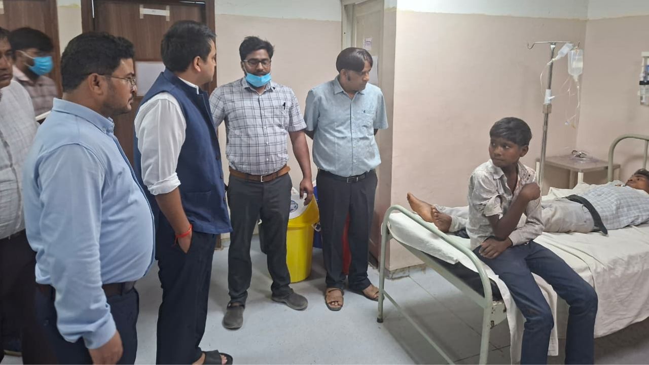 सोनभद्र के रामपुर बरकोनिया थाना क्षेत्र के सिलथम के कठार गांव के पास मंगलवार देर रात बारातियों से भरी एक पिकअप अनियंत्रित होकर पलट गई।  हादसे में तीन लोगों की मौत हो गई, जबकि एक दर्जन से अधिक बाराती घायल हो गए। (Img: Dynamite News) 