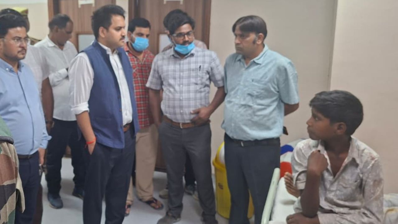 हादसे में आशीष (12), गोलू (13), आकाश (15), बिहारी (28), रोहित (22) और रामसुभग (20) समेत करीब एक दर्जन लोग घायल हुए हैं। सभी घायलों के सेमरी बांध, थाना मड़िहान निवासी होने की जानकारी मिली है। पुलिस हादसे के कारणों की जांच में जुटी हुई है।  (Img: Dynamite News) 