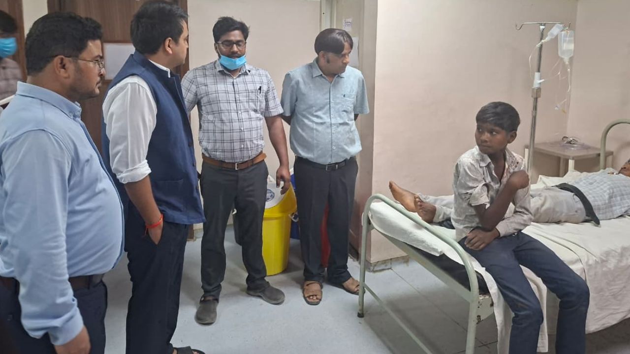 प्राथमिक उपचार के बाद गंभीर रूप से घायलों को जिला अस्पताल रेफर किया गया, जहां डॉक्टरों ने तीन लोगों को मृत घोषित कर दिया। वहीं दो घायलों की हालत गंभीर होने पर उन्हें वाराणसी ट्रामा सेंटर भेजा गया है। अन्य घायलों का उपचार जारी है।  (Img: Dynamite News) 