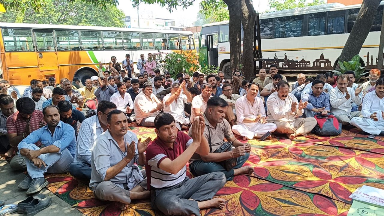 Muzaffarnagar: रोडवेज कर्मियों के धरना प्रदर्शन में लगे जोरदार नारे, जानें क्या है मांग