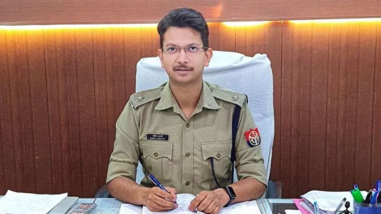 महराजगंज में एसपी की बड़ी कार्रवाई : सोनौली चौकी इंचार्ज गौरव यादव सस्पेंड, व्हाट्सएप चैट विवाद से जुड़ा मामला