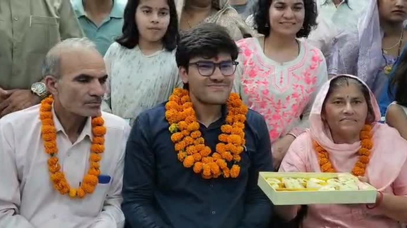 Saharanpur News: IIT दिल्ली से निकले रजत अब बनेंगे IFS ऑफिसर, गांव पहुँचने पर भव्य स्वागत, जानें उनकी सफलता का मंत्र