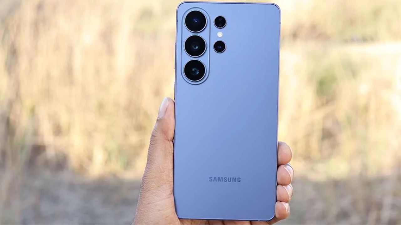 इन दोनों स्मार्टफोन में से Galaxy M47 5G के कुछ मुख्य फीचर्स पहले ही गीकबेंच (Geekbench) लिस्टिंग के जरिए लीक हो चुके हैं। रिपोर्ट्स की मानें तो सैमसंग का यह फोन क्वालकॉम के शक्तिशाली Snapdragon 6 Gen 3 प्रोसेसर से लैस हो सकता है। परफॉर्मेंस को बेहतर बनाने के लिए इसमें चार परफॉर्मेंस कोर (2.40GHz क्लॉक स्पीड) और चार एफिशिएंसी कोर (1.80GHz क्लॉक स्पीड) दिए जा सकते हैं। (Img- Internet)