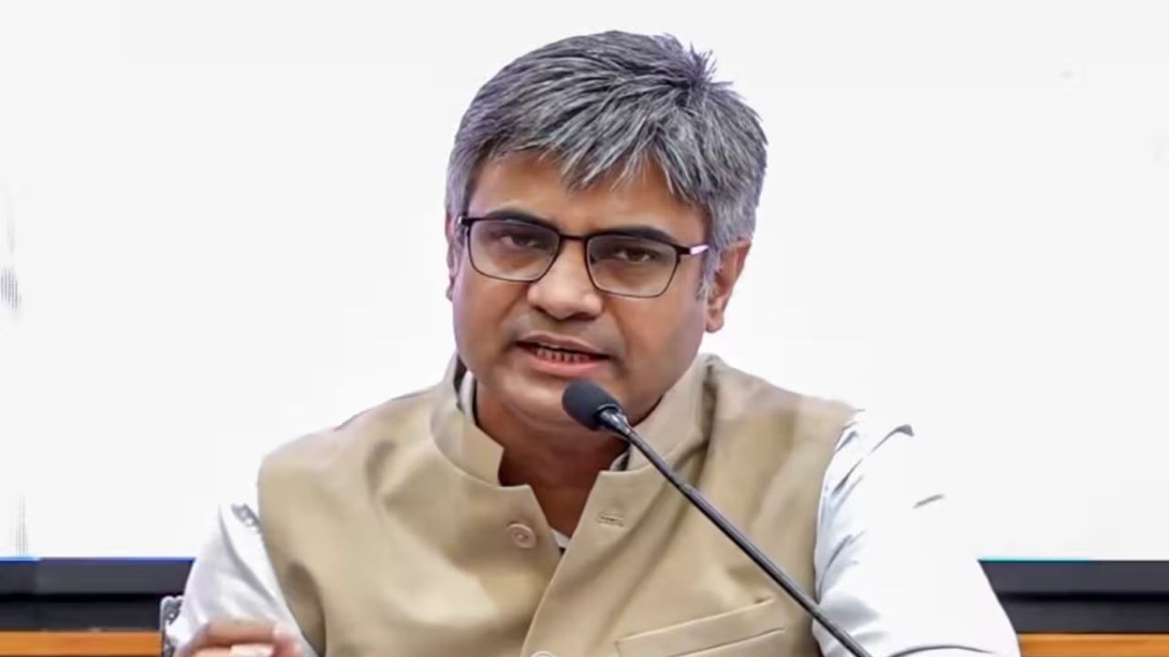 Sandeep Pathak पर FIR से बवाल, Majithia का तंज—‘Hero से Zero कैसे बने?’