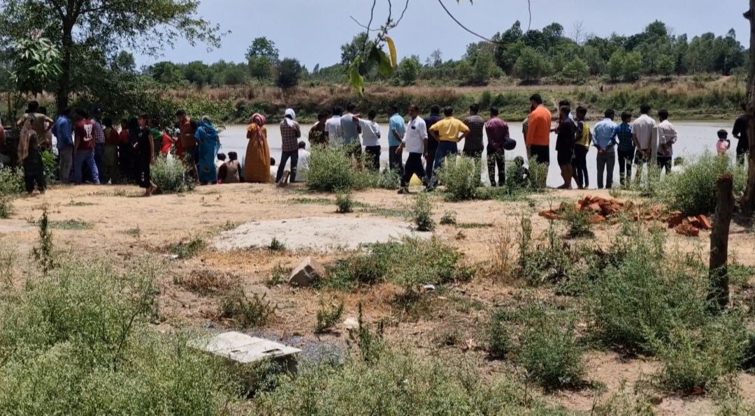 Balrampur: राप्ती नदी की लहरों में जिंदगी की जंग हार गया मासूम, 48 घंटे बाद भी नहीं मिला शनि का सुराग
