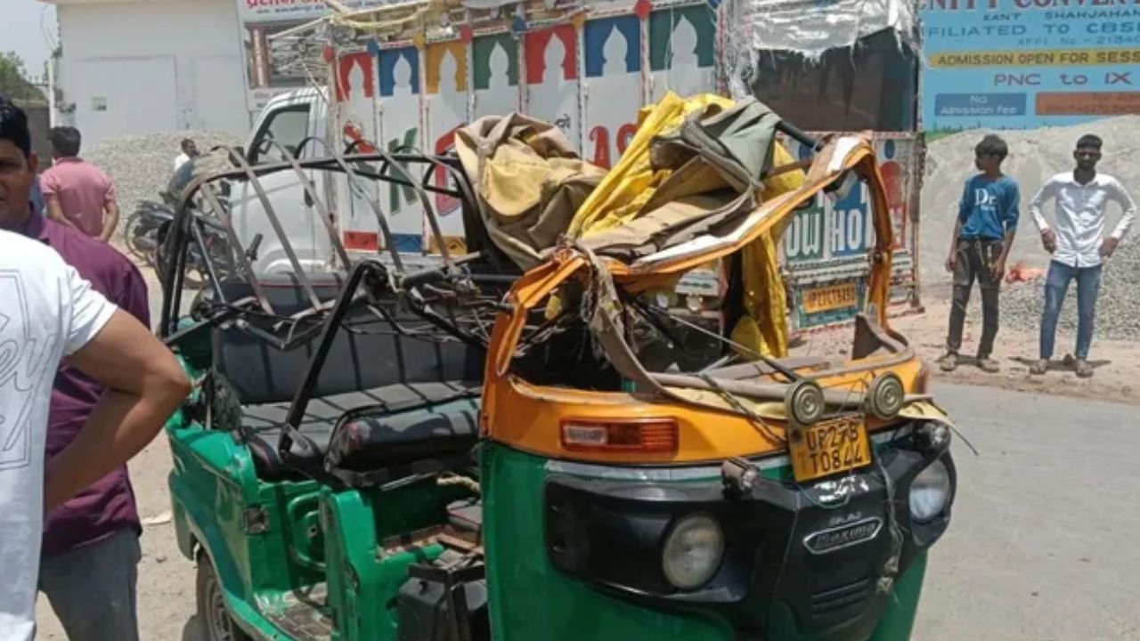 शाहजहांपुर में भीषण सड़क हादसा: तेज रफ्तार ऑटो डंपर से टकराया, 4 की मौत, मासूम समेत कई घायल