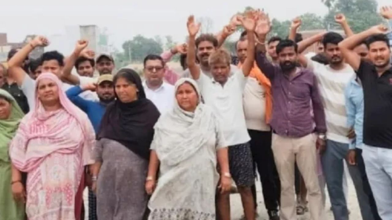 कुशीनगर में ग्रामीणों का हंगामा! हाई वोल्टेज तार की चपेट में आए मजदूर, एक की मौत