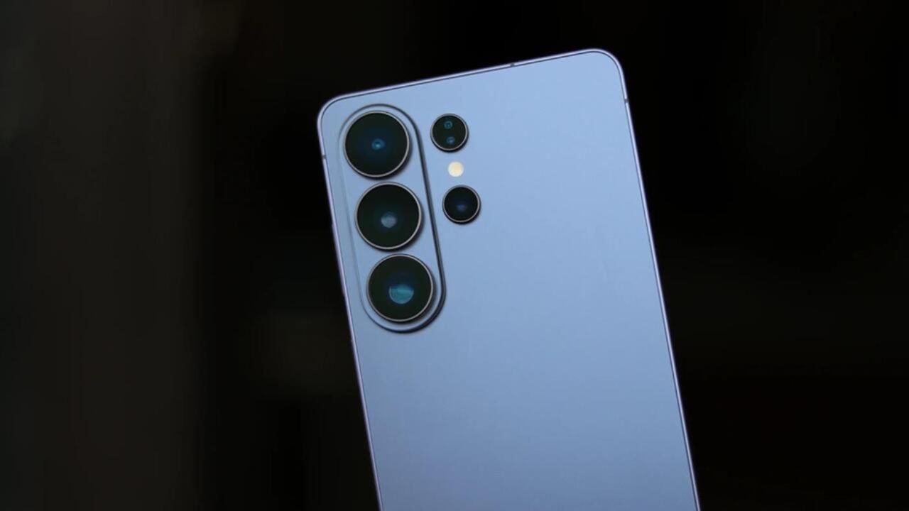इसके अलावा, ग्राफिक्स और गेमिंग के शौकीनों के लिए इस फोन में Adreno 710 GPU मिलने की उम्मीद है। गीकबेंच लिस्टिंग से यह भी संकेत मिले हैं कि फोन में 8GB तक की दमदार रैम (RAM) मिल सकती है। सॉफ्टवेयर के मोर्चे पर यह फोन लेटेस्ट एंड्रॉइड ऑपरेटिंग सिस्टम पर आधारित One UI के साथ आ सकता है, जो यूजर्स को एक स्मूथ और क्लीन इंटरफेस प्रदान करेगा। (Img- Internet)