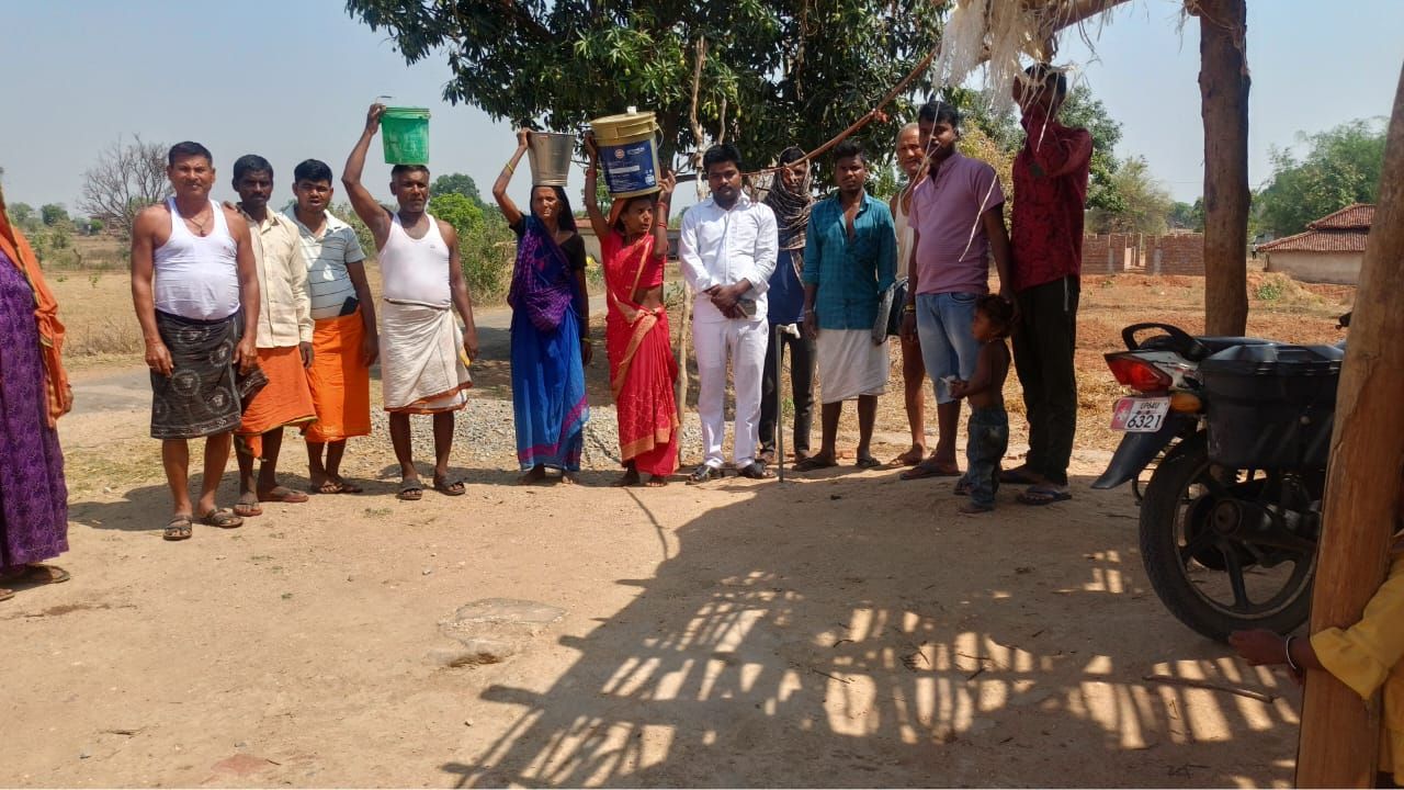 प्रदेशभर में भीषण गर्मी का प्रकोप लगातार बढ़ता जा रहा है। चिलचिलाती धूप और बढ़ते तापमान ने लोगों का जनजीवन अस्त-व्यस्त कर दिया है। ऐसे हालात में यदि लोगों को पेयजल संकट का सामना करना पड़े, तो मुश्किलें और भी बढ़ जाती हैं। उत्तर प्रदेश के सोनभद्र जिले से ऐसी ही चिंताजनक तस्वीर सामने आई है, जहां ग्रामीण भीषण गर्मी के बीच पानी की भारी किल्लत झेलने को मजबूर हैं। (Img: Dynamite News)