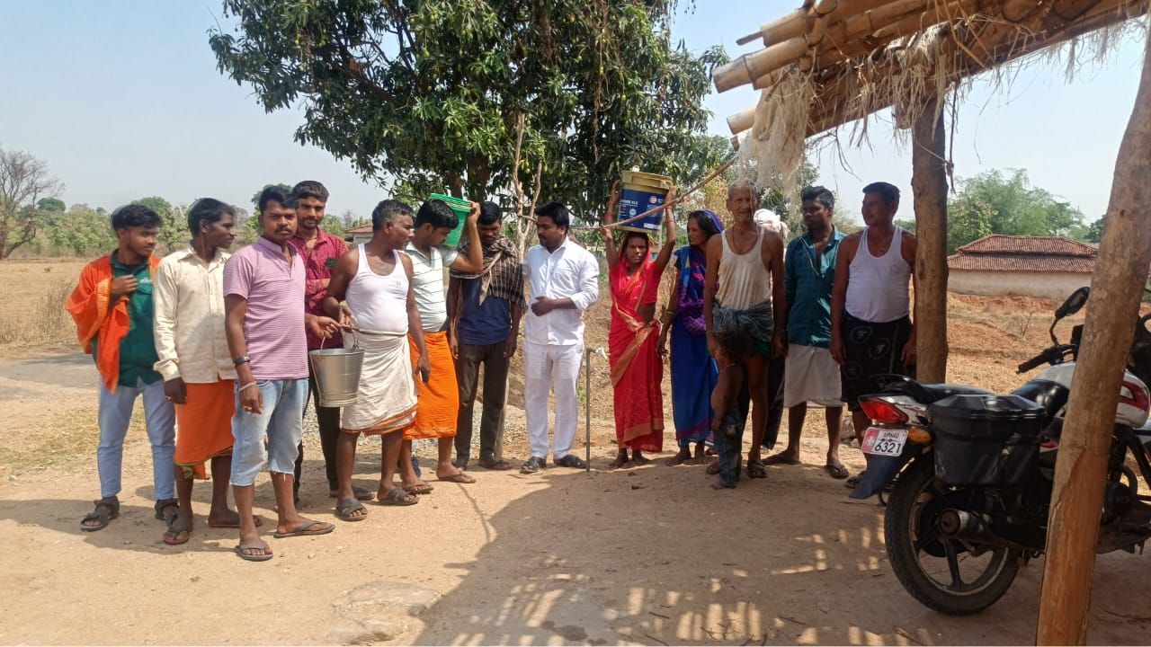 मामला सोनभद्र जिले के म्योरपुर ब्लॉक अंतर्गत ग्राम पंचायत आरंगपानी का है। यहां सरकार की महत्वाकांक्षी नल जल योजना ग्रामीणों के लिए राहत बनने के बजाय परेशानी का कारण बनती नजर आ रही है। ग्रामीणों का आरोप है कि योजना सिर्फ कागजों तक सीमित होकर रह गई है और कई दिनों से गांव में नियमित पानी की सप्लाई नहीं हो रही है। (Img: Dynamite News)