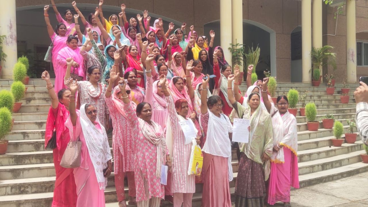 Sonbhadra: सम्मानजनक वेतन और नौकरी सुरक्षा के लिए आंगनबाड़ी कार्यकत्रियों ने किया आंदोलन