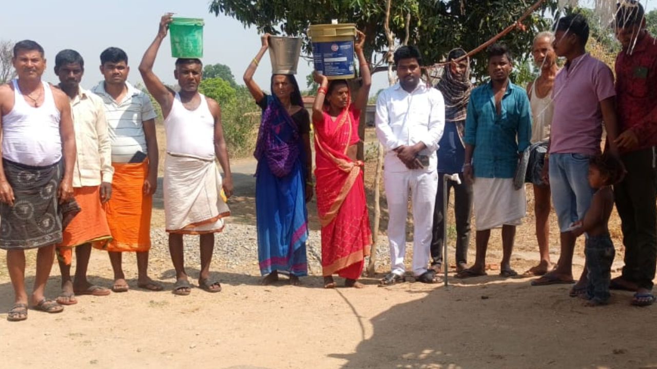 गांव में जलापूर्ति बाधित होने के कारण लोगों को दूर-दराज स्थित हैंडपंपों और कुओं पर निर्भर रहना पड़ रहा है। भीषण गर्मी के चलते जलस्तर लगातार नीचे जा रहा है, जिससे हैंडपंप भी पर्याप्त पानी नहीं दे पा रहे हैं। ऐसे में महिलाओं और बच्चों को सबसे ज्यादा परेशानियों का सामना करना पड़ रहा है। रोजमर्रा की जरूरतों के लिए पानी जुटाना ग्रामीणों के लिए बड़ी चुनौती बन गया है। (Img: Dynamite News)