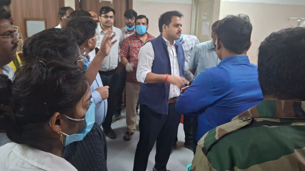 जानकारी के अनुसार, मिर्जापुर के मड़िहान थाना क्षेत्र के चंदरी बांध निवासी शिव कुमार के बेटे की बारात रामपुर बरकोनिया थाना क्षेत्र के रामपुर चेनारी गांव जा रही थी। सिलथम गांव के पास पहुंचते ही पिकअप अनियंत्रित होकर पलट गई।  (Img: Dynamite News) 