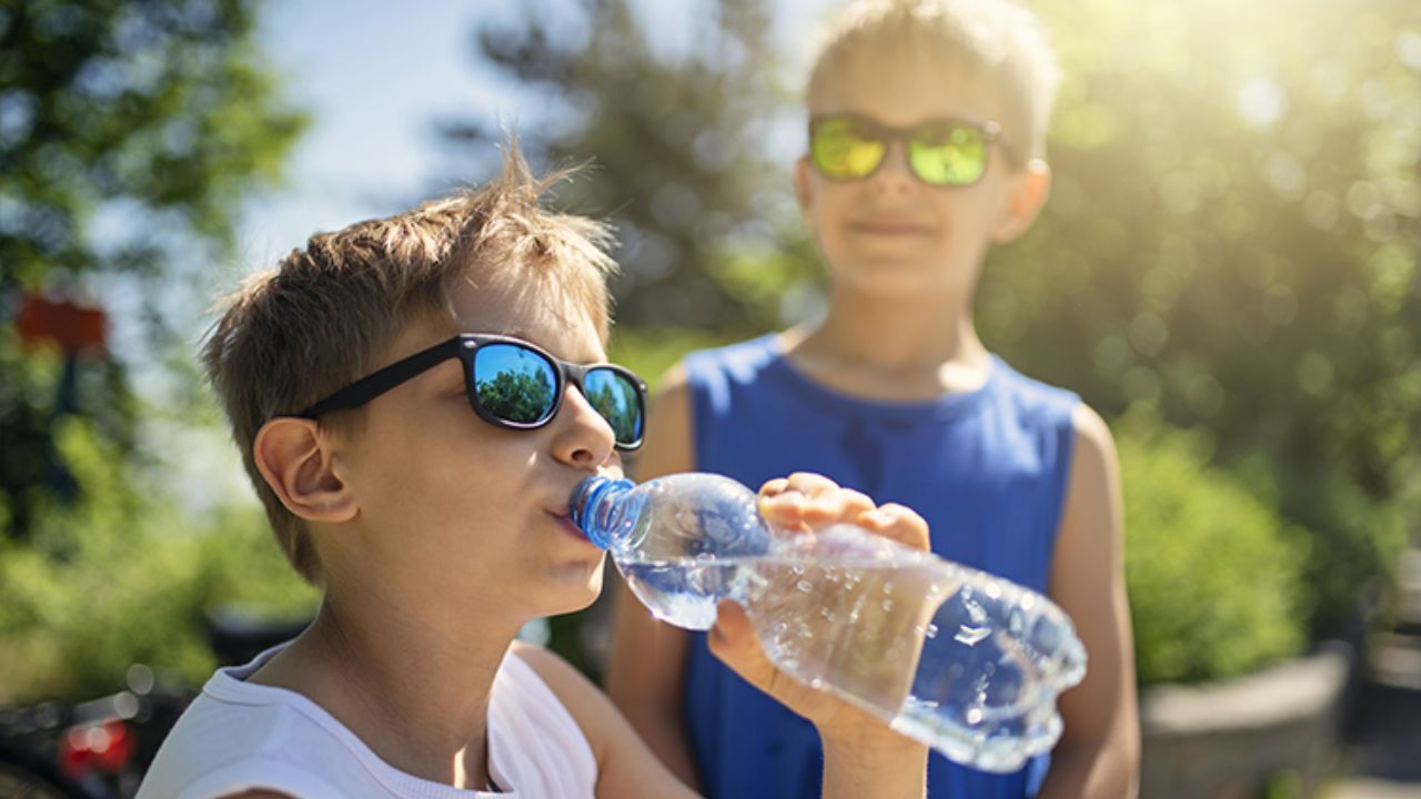 Heat Exhaustion: गर्मियों की छुट्टियों में बच्चों को गर्मी से बचाने के लिए अपनाएं ये जरूरी उपाय