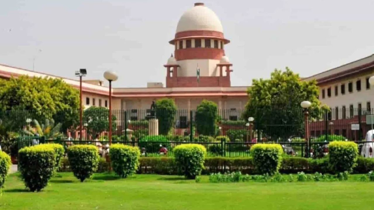 नोएडा हिंसा केस में सुप्रीम कोर्ट का यूपी सरकार को नोटिस, बोले आरोपी- आंखों पर पट्टी बांधकर पीटा गया