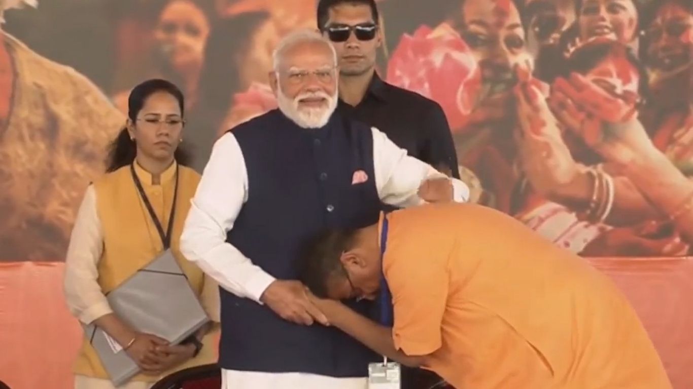 Bengal CM Oath: जानें शुभेंदु अधिकारी के साथ किन-किन नेताओं ने ली मंत्री पद की शपथ, प्रधानमंत्री मोदी ने मंच पर किसके छुए पैर?