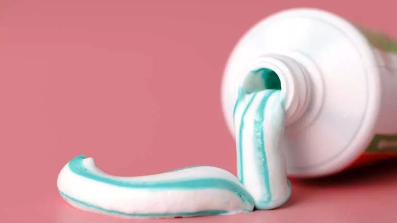 टूथपेस्ट (Toothpaste): इंटरनेट पर यह मिथक बहुत मशहूर है कि टूथपेस्ट लगाने से पिंपल्स रातों-रात गायब हो जाते हैं। सच यह है कि टूथपेस्ट में केमिकल और मेन्थॉल होते हैं, जो चेहरे की नाजुक त्वचा को बुरी तरह जला सकते हैं। इससे पिंपल वाली जगह पर काले दाग पड़ जाते हैं जो जल्दी ठीक नहीं होते। (Img- Internet)