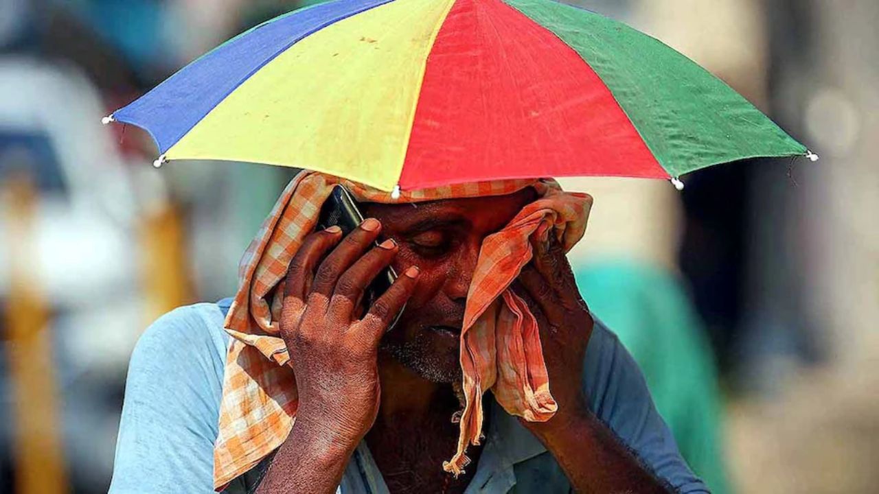 दिल्ली, उत्तर प्रदेश और पूरे उत्तर भारत में इस समय सूरज की तपिश और भीषण गर्मी ने लोगों का जीना मुहाल कर दिया है। मैदानी इलाकों के कई शहरों में पारा 45 डिग्री सेल्सियस के आंकड़े को पार कर चुका है। दोपहर के समय चलने वाली गर्म हवाओं (लू) ने दिन के चैन के साथ-साथ रातों की नींद भी उड़ा दी है। (Img- Internet)
