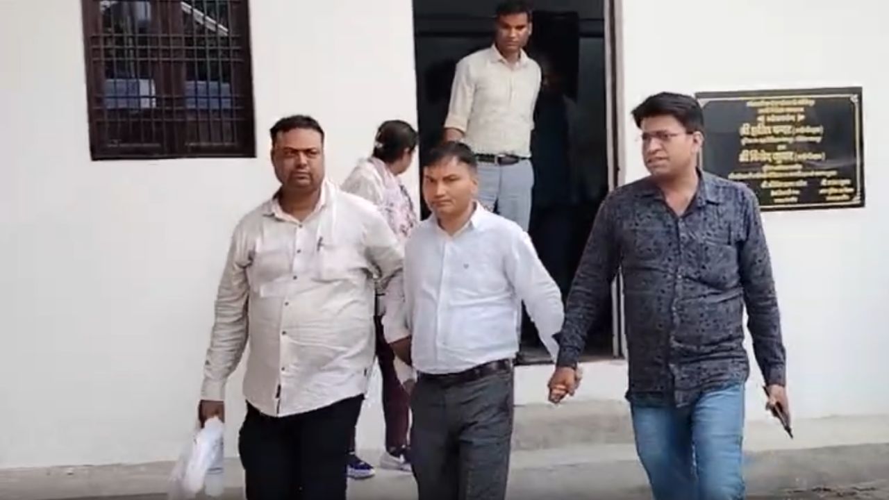 रजिस्ट्री ऑफिस में खेल खत्म… रिश्वत लेते रंगे हाथों पकड़ा गया उपनिबंधक, तहसील में मचा हड़कंप