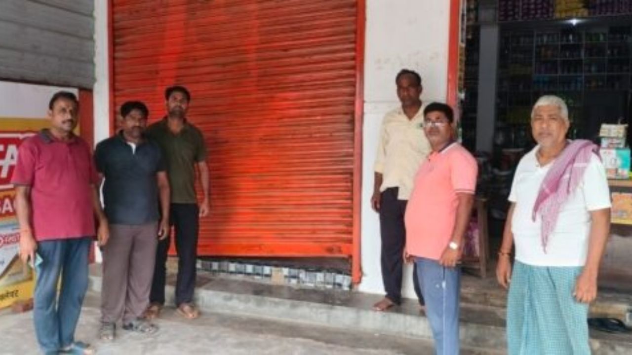 महराजगंज में रात के अंधेरे में कौन फैला रहा दहशत? चार दुकानों के टूटे ताले से मचा हड़कंप