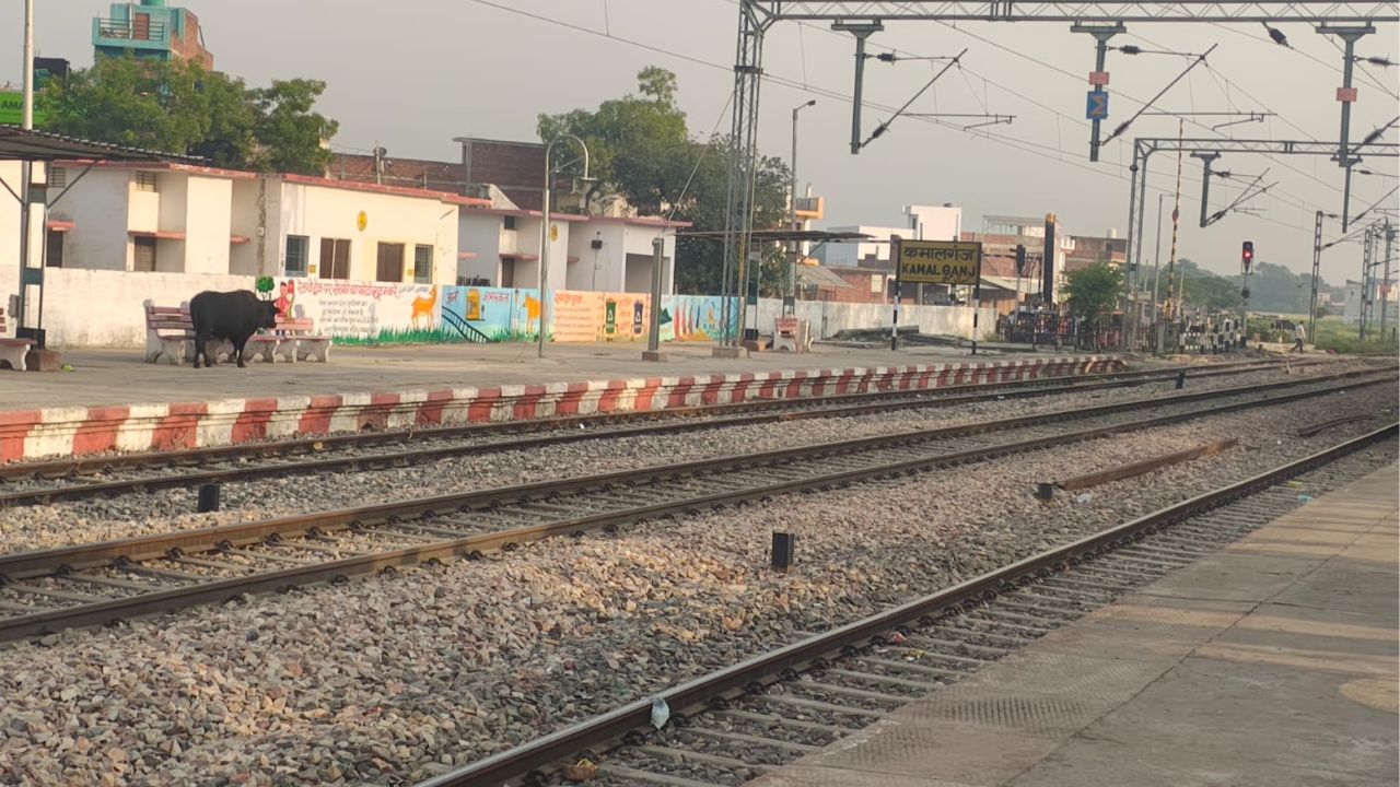 फर्रुखाबाद में रेलवे प्रशासन की लापरवाही, यात्रियों को पड़ सकता है भारी