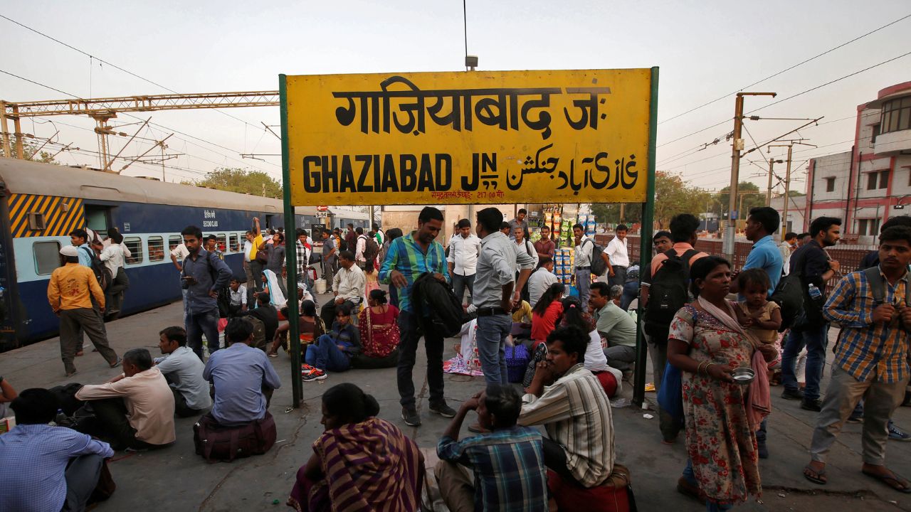 45 डिग्री की आग में तपता स्टेशन: पंखे हवा से दूर, पानी गर्म और बेंच जलती हुई, कहां खो गई व्यवस्था?