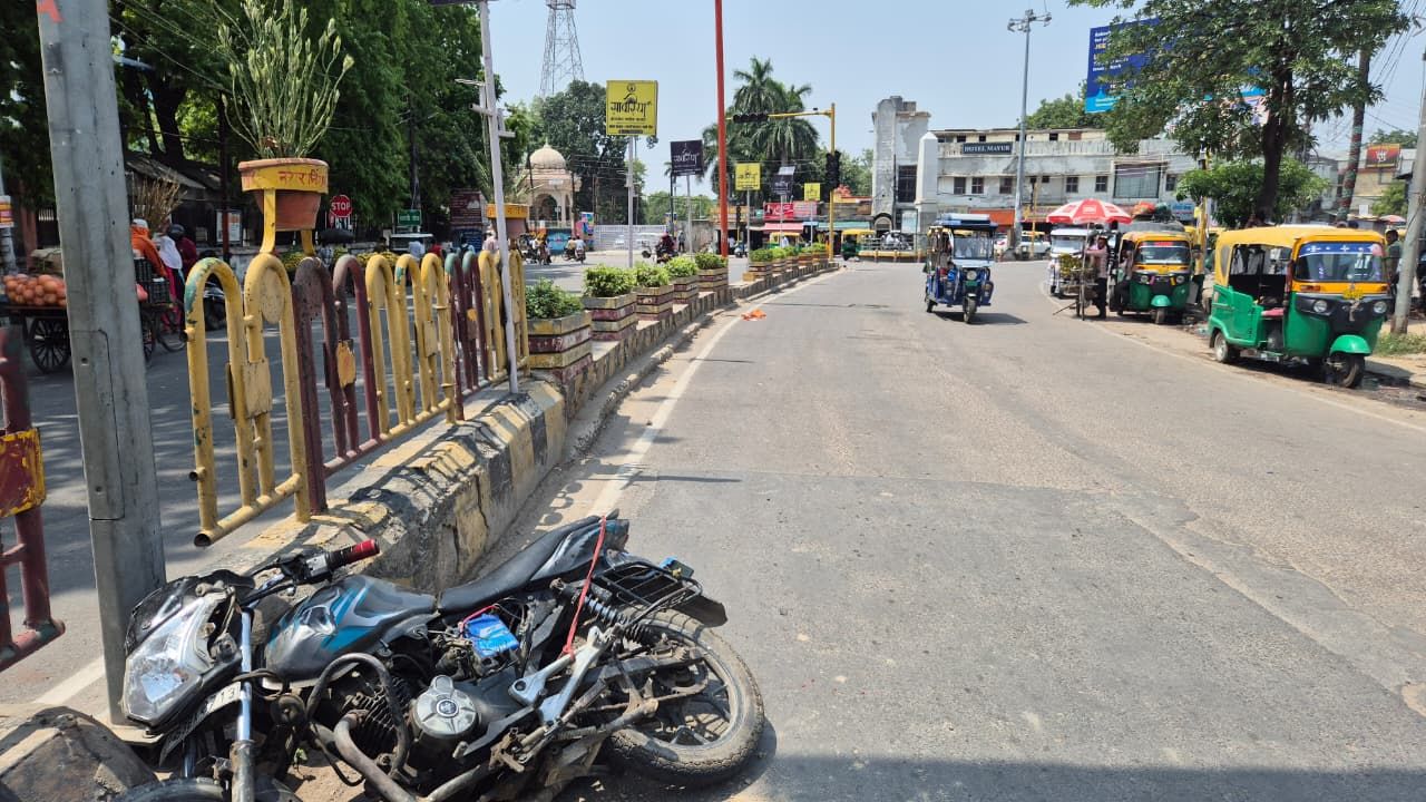 गोरखपुर के शास्त्री चौक पर बाइक हादसे के बाद लगा जाम, पुलिस पर लापरवाही के आरोप