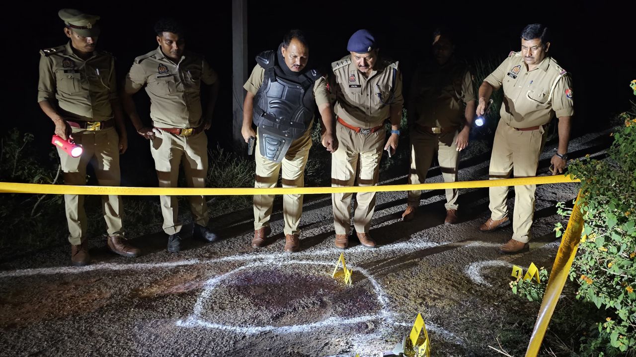 लूट के कुंडल और तमंचा बरामद पुलिस ने घायल बदमाश को तुरंत इलाज के लिए मेडिकल कॉलेज भिजवाया है। मामले की जानकारी देते हुए अपर पुलिस अधीक्षक (ASP) श्वेताभ पाण्डेय ने बताया कि गिरफ्तार बदमाश रफीक बंजारा के पास से एक अवैध तमंचा, कारतूस, महिला से लूटे गए सोने के कुंडल और एक बिना नंबर की बाइक बरामद हुई है।