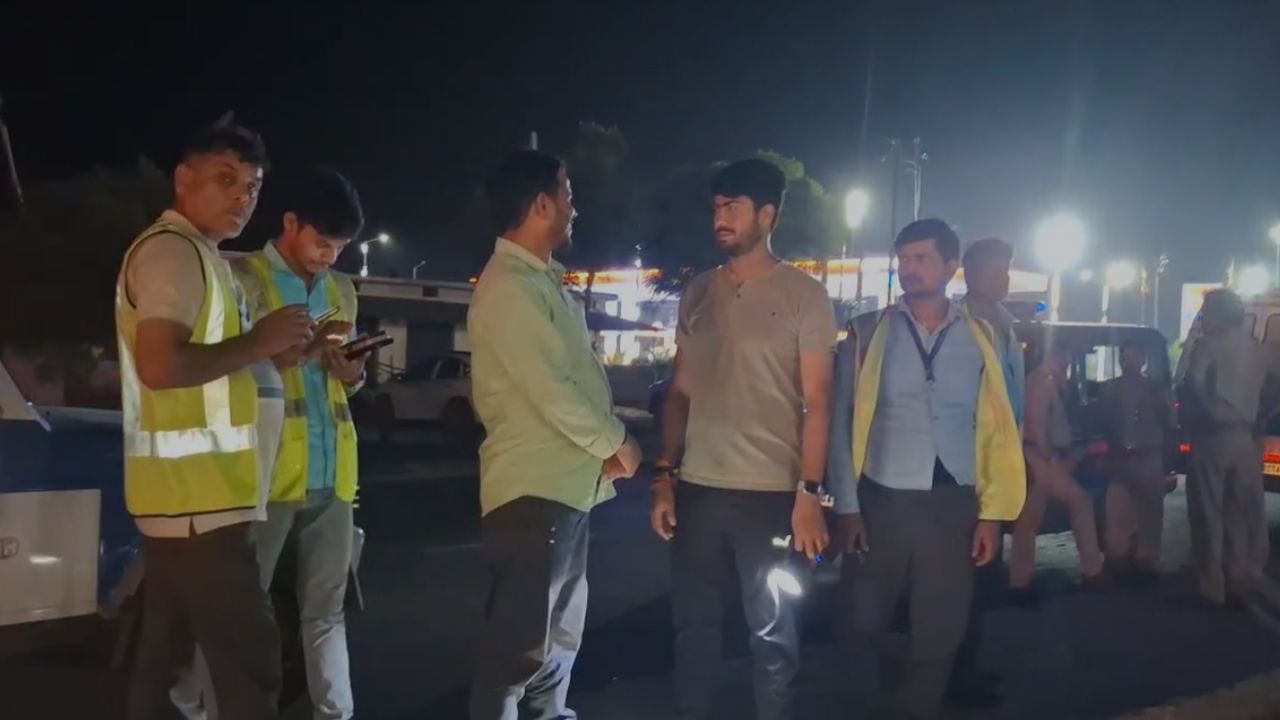 चंदौली में भीषण सड़क हादसा, ट्रक से टकराई तेज रफ्तार मैजिक, 17 लोग घायल