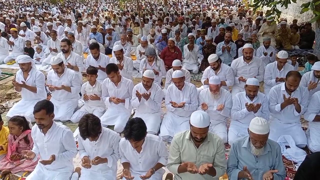 UP Big Story: फफूंद और जौनपुर में भाईचारे के साथ मनाया गया ईद-उल-अजहा, कड़ी सुरक्षा के बीच अदा हुई नमाज