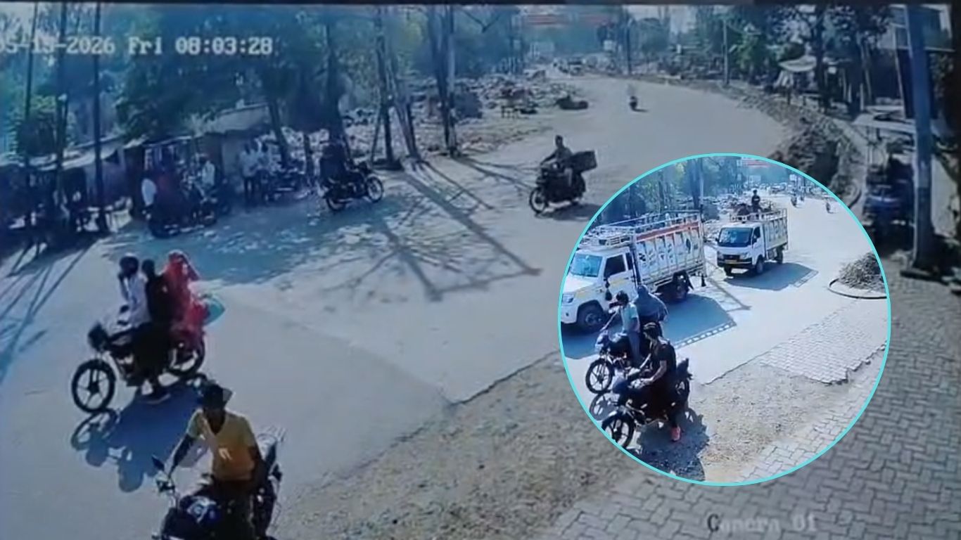 मुजफ्फरनगर में रोंगटे खड़े कर देने वाला हादसा, नाबालिग चला रहा था स्कूल वैन, मोपेड सवार को उड़ाया; देखें LIVE CCTV