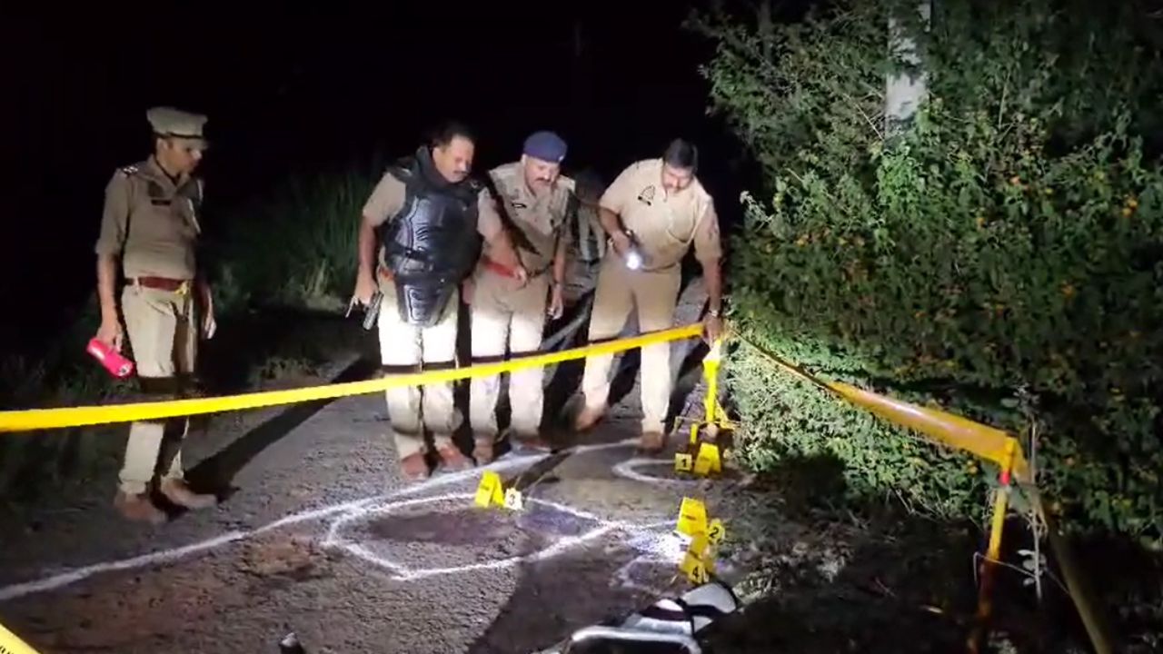 Etah:  उत्तर प्रदेश के एटा जिले में अपराधियों के खिलाफ चलाए जा रहे अभियान के तहत देर रात पुलिस और एक शातिर बदमाश के बीच भीषण मुठभेड़ हो गई। मुठभेड़ जसरथपुर थाना क्षेत्र के अंतर्गत ग्राम हरिसिंहपुर/कुंवरपुर मोड़ के पास हुई। पुलिस की जवाबी कार्रवाई में शातिर लुटेरे रफीक बंजारा के पैर में गोली लगी है, जिसके बाद उसे मौके से गिरफ्तार कर लिया गया।