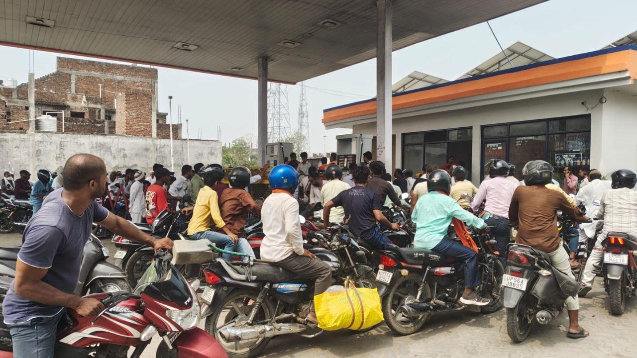 DN Exclusive: पेट्रोल-डीजल के लिए लंबी कतारें, क्या देश में बढ़ रही है ईंधन संकट की आहट?