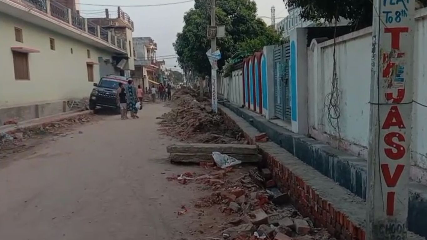 देवरिया नगर पालिका के विकास कार्यों की खुली पोल; पूर्व प्रत्याशी ने चेयरमैन और EO के खिलाफ खोला मोर्चा