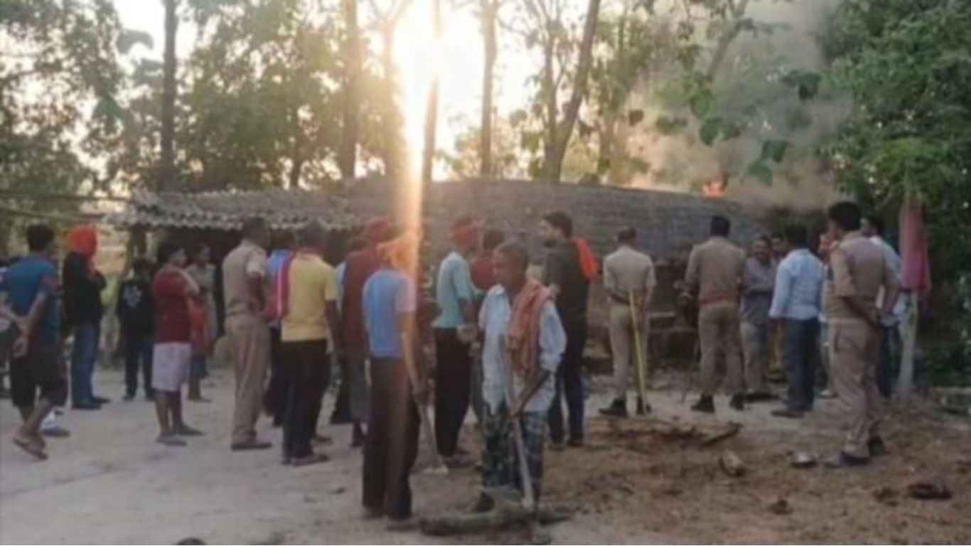 गोरखपुर: ग़ोला राजस्व टीम के सामने धधकी झोपड़ी, कब्जा हटाने की कार्रवाई बीच में रुकी