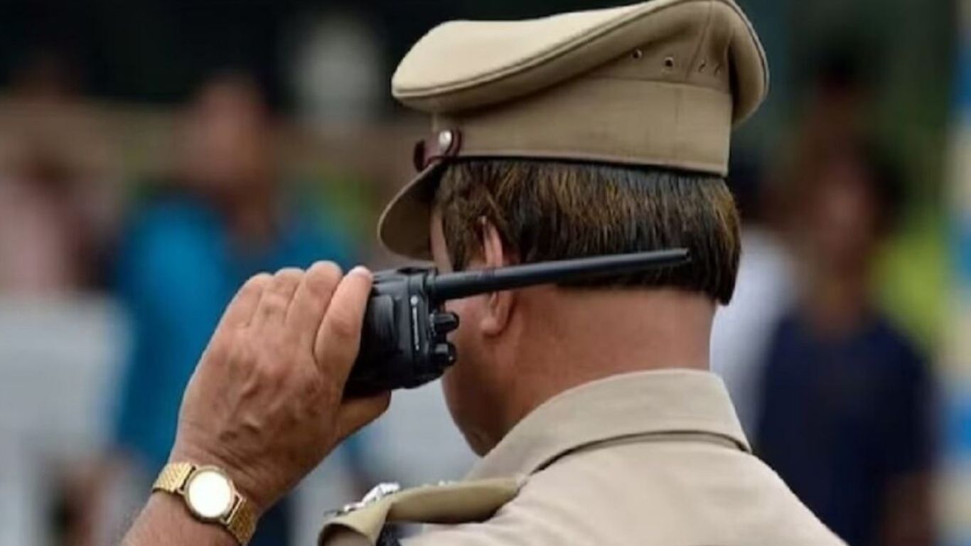 आरोपी को बचाने के लिए पुलिस पर बरसे पत्थर, बलिया में बवाल