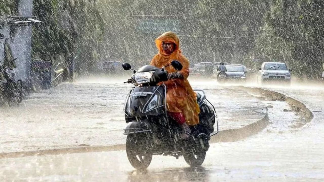 Weather Update: यूपी में मौसम का कहर, 50 जिलों में आंधी तूफान बारिश का अलर्ट, घर से निकलने से पहले देखें ताजा हाल