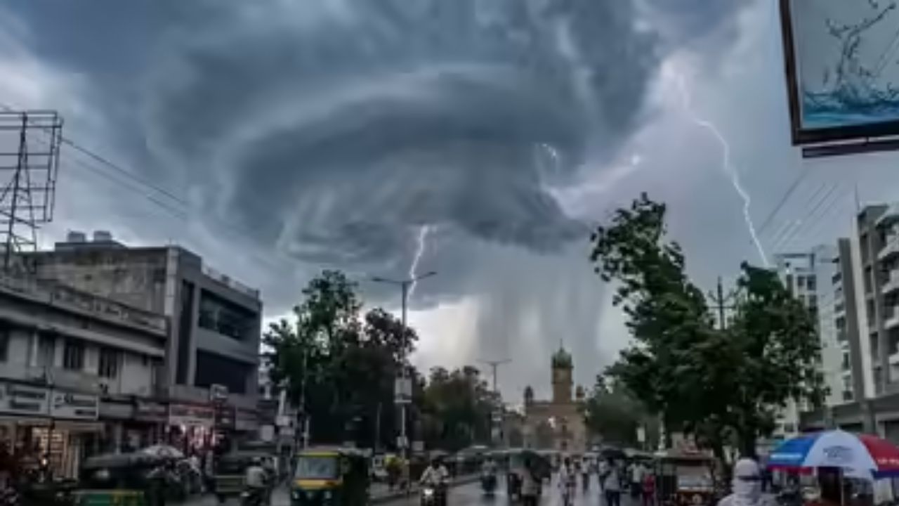 UP Weather Alert: यूपी में बदलने वाला है मौसम, कई जिलों में बारिश का बड़ा अलर्ट, IMD ने दी चेतावनी