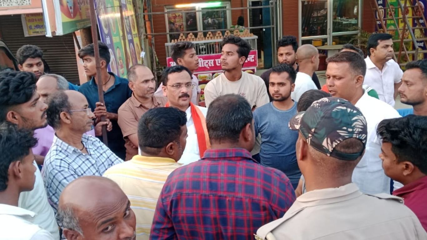 Deoria News: सड़क हादसे में मासूम की मौत से भड़का आक्रोश, परिजनों ने बरियारपुर चौराहे पर लगाया जाम, पुलिस के खिलाफ नारेबाजी