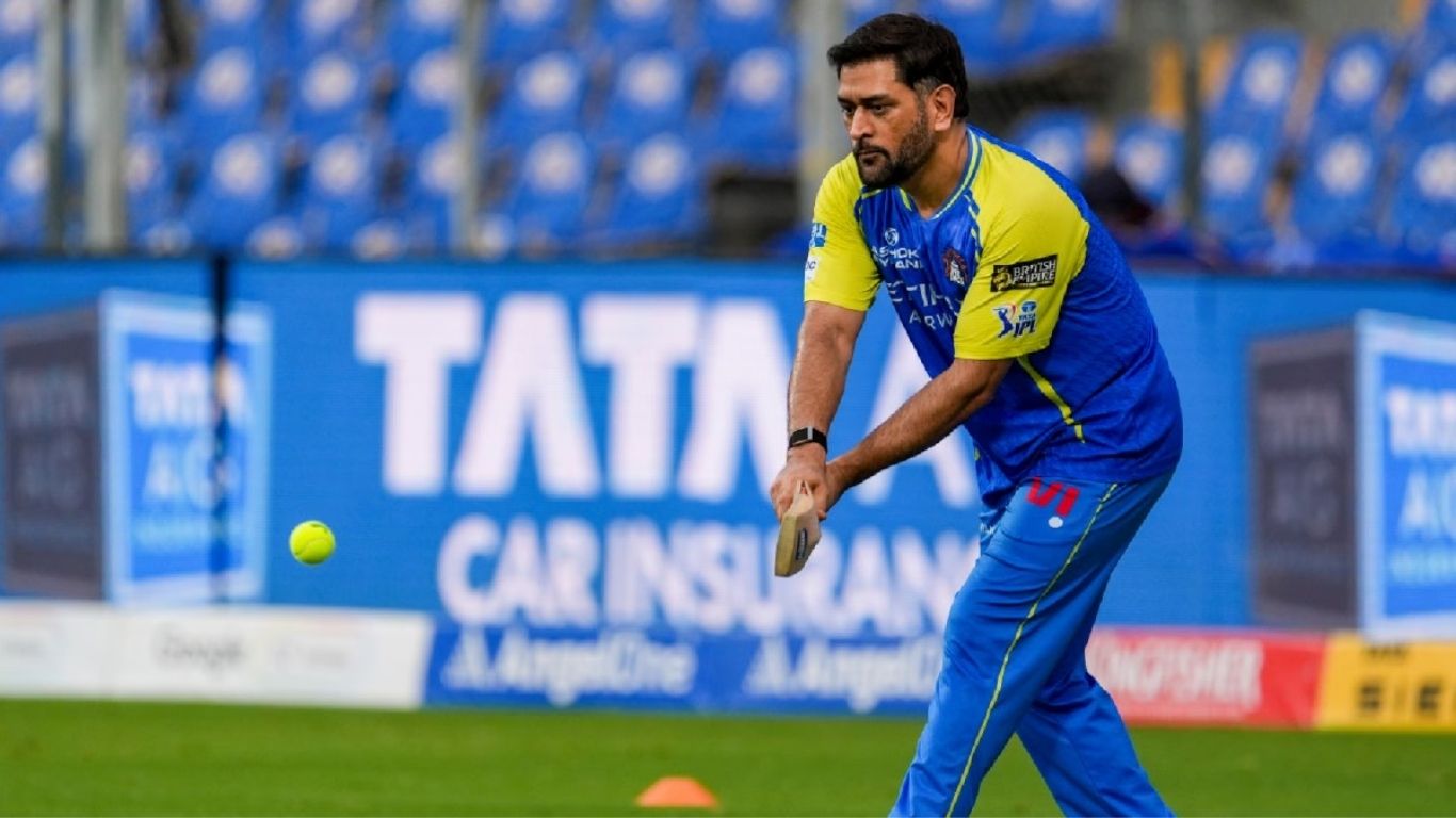 IPL 2026: क्या मुंबई के खिलाफ खेलेंगे MS Dhoni? कोच माइकल हसी ने चोट और वापसी पर दिया बड़ा बयान