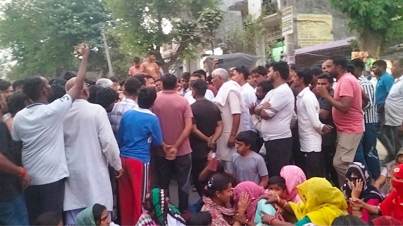 Muzaffarnagar: बाइक सवार पिता-पुत्र और मां की मौत से मचा कोहराम, फरार ट्रैक्टर ड्राइवर की तलाश में जुटी तीन टीमें