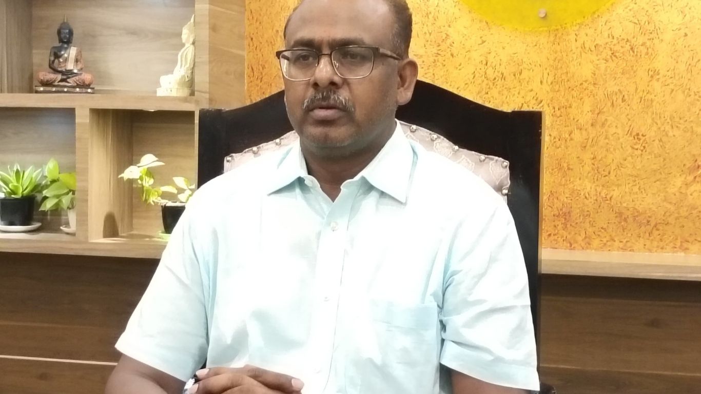 IAS Transfer in UP: महराजगंज की सबसे बड़ी खबर; DM संतोष कुमार शर्मा का तबादला, बने फिरोजाबाद के डीएम, नए की हुई तैनाती