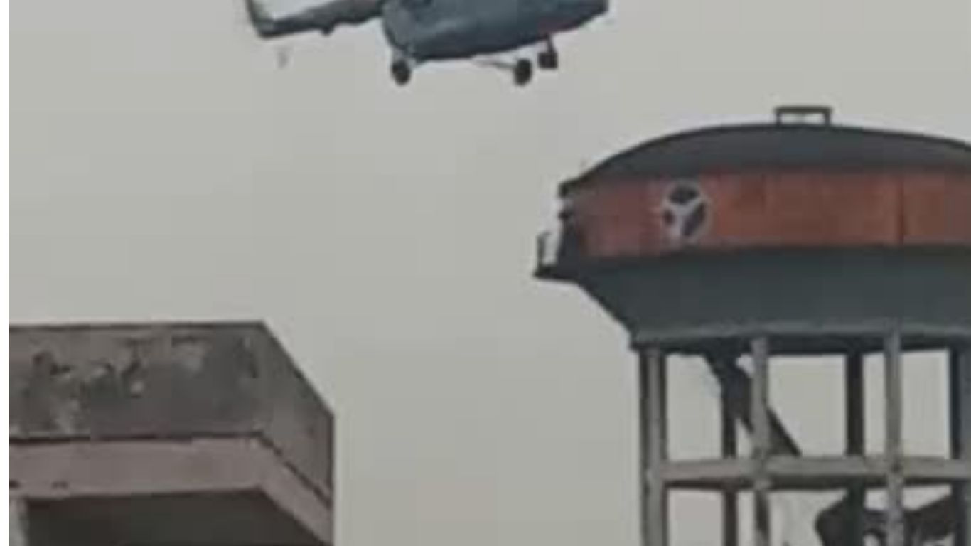 Siddharthnagar Helicopter Rescue:  पानी की टंकी पर फंसे बच्चों का हेलीकॉप्टर से रेस्क्यू, रील के जुनून ने पहुंचा दिया मौत के करीब