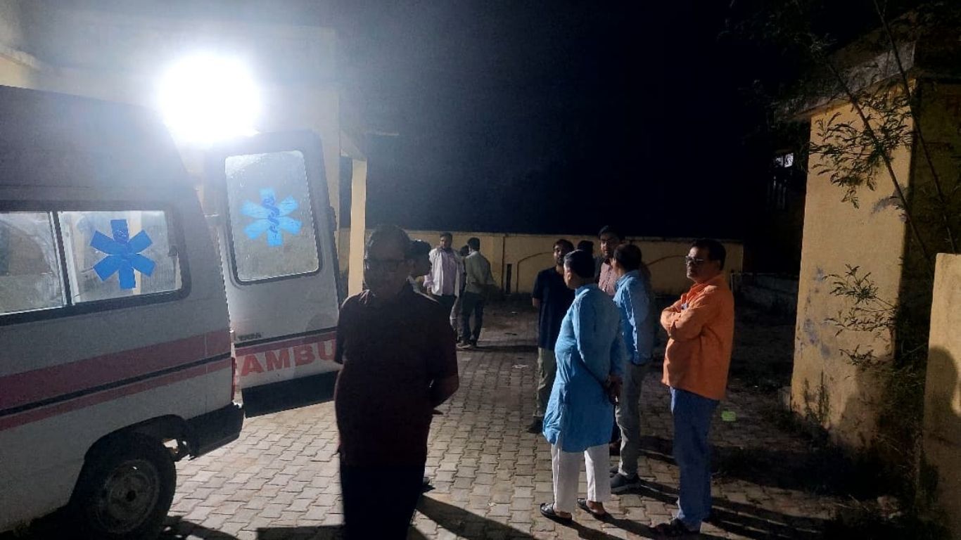 Sonbhadra News: अज्ञात वाहन की टक्कर से युवा डॉक्टर की मौत, मेडिकल कॉलेज के डॉ. अनुभव मिश्र ने हादसे में गंवाई जान