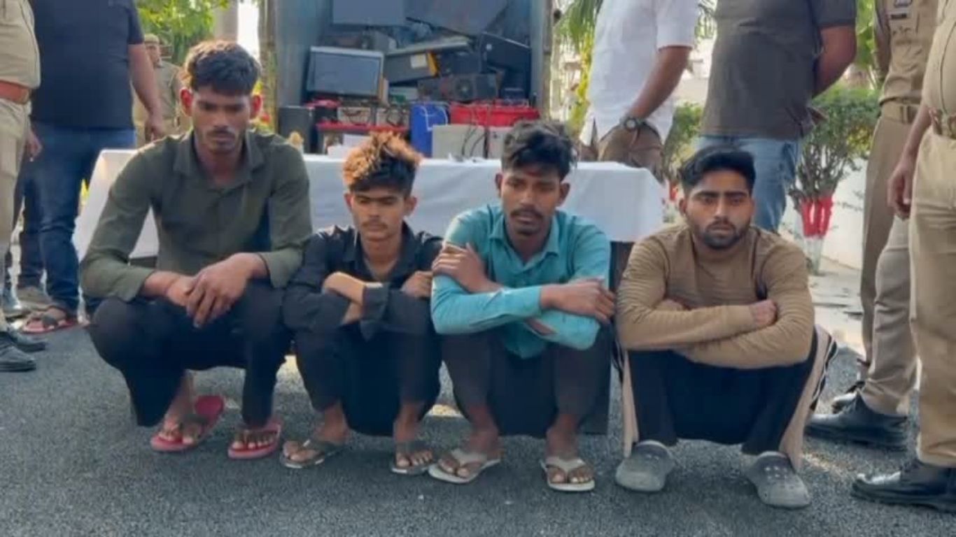 Rampur News: शाहाबाद पुलिस का बड़ा एक्शन, सरकारी संस्थानों में सेंध लगाने वाला अंतरजनपदीय चोर गिरोह गिरफ्तार; भारी माल बरामद