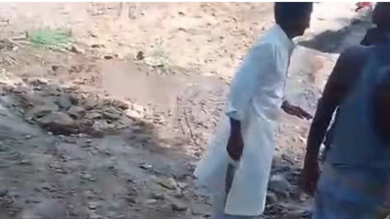Budaun News: सरकारी कर्मचारी ही असुरक्षित! बदायूं में पंचायत सहायक ने क्यों किया सफाई कर्मी पर जानलेवा हमला? जानें पूरा मामला